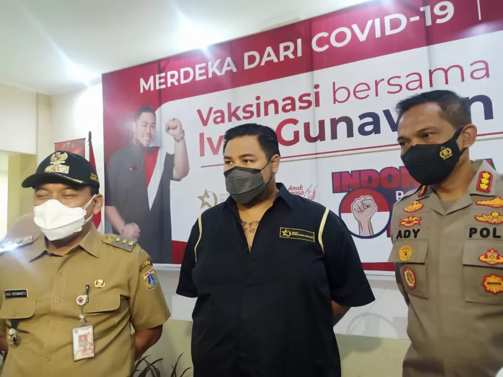 Ivan Gunawan jadi duta vaksin merdeka. (Dok. Humas Polres Metro Jakarta Barat.).