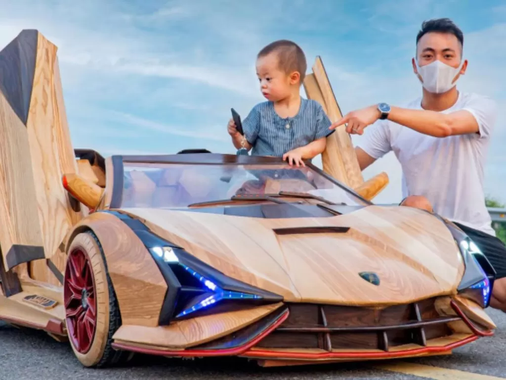 Mobil Lamborghini Kayu untuk anaknya. (Photo/YouTube)
