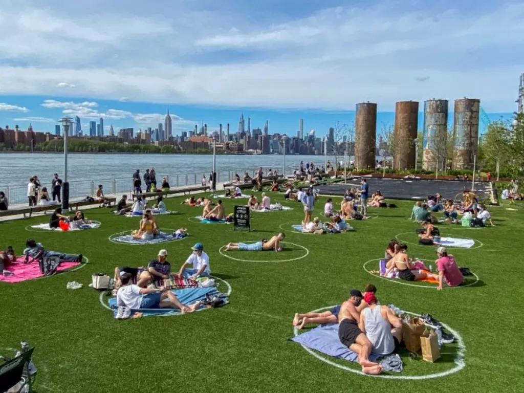 Social distancing ala taman kota di New York. (REUTERS/ Eduardo Munoz)
