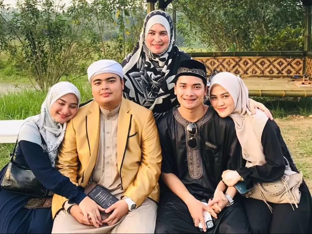 Ibu Alvin Faiz unggah foto pernikahan putranya dengan Henny Rahman (Instagram/ umi_yuni_syahla_aceh)