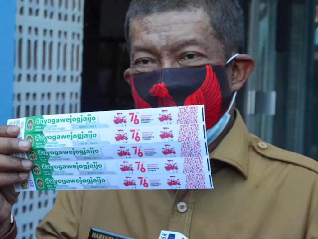  Wali Kota Yogyakarta Haryadi Suyuti menunjukkan gelang vaksinasi, Senin (16/8/21). (photo/ANTARA/HO-Humas Pemkot Yogyakarta)