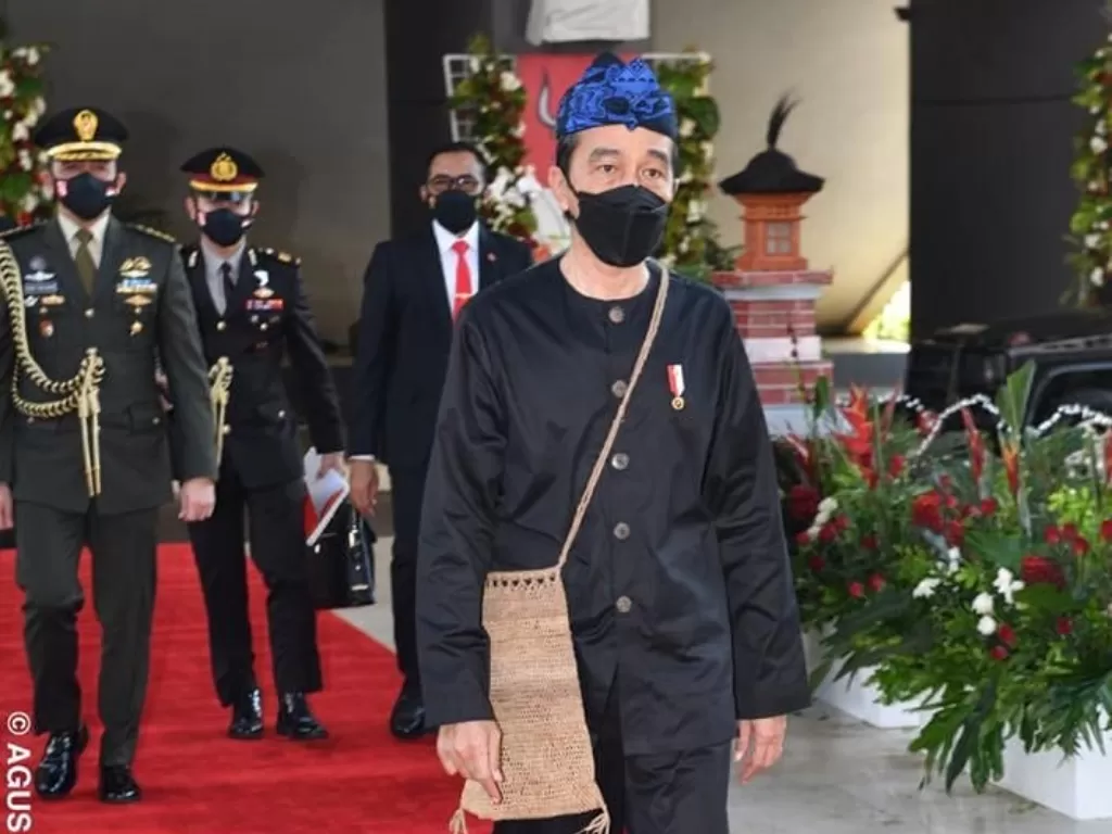 Presiden Jokowi kenakan pakaian adat suku Baduy. (Instagram/@jokowi)