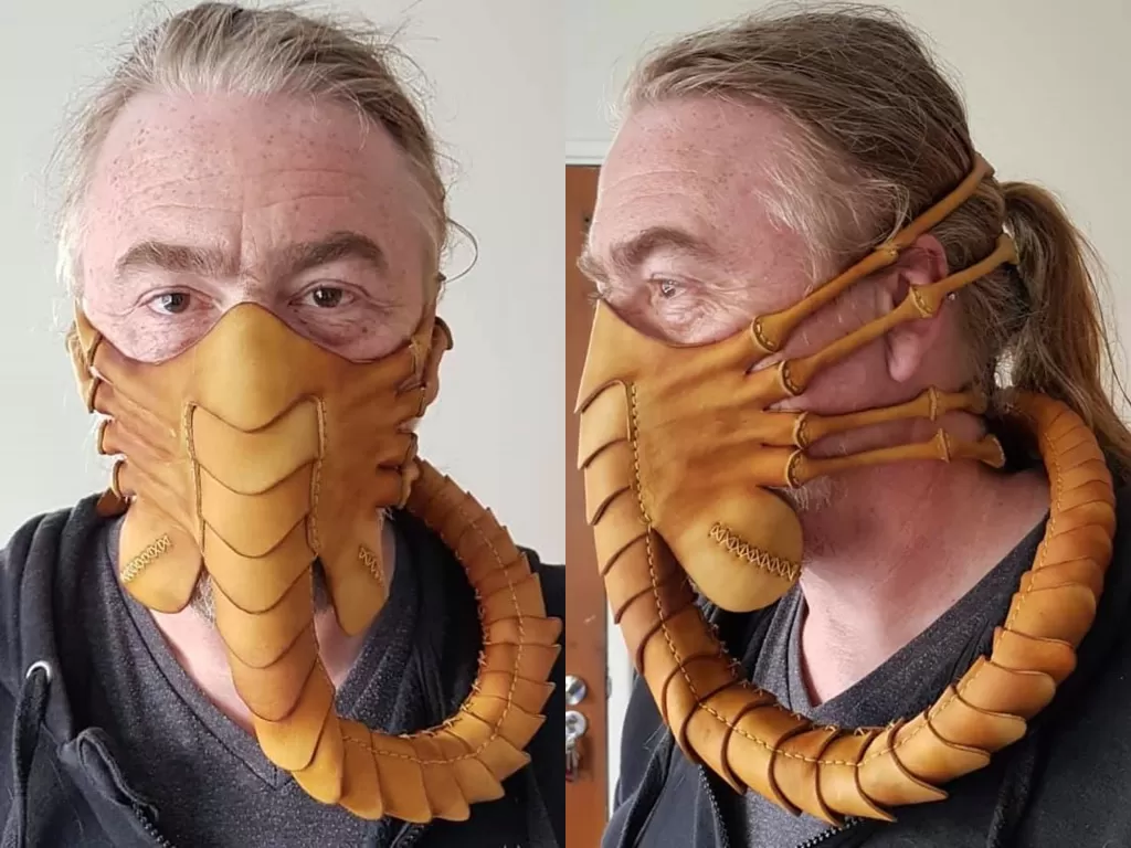 Masker mirip alien. (Photo/Facebook/Pirate’s leatherworks)