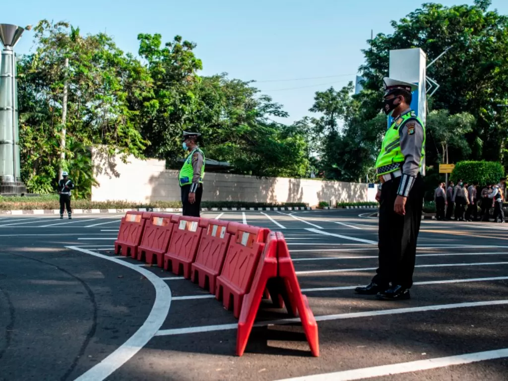 Petugas polisi lalu lintas berjaga di akses jalan menuju kompleks Parlemen saat berlangsungnya Sidang Tahunan MPR. (ANTARA FOTO/Aprillio Akbar)