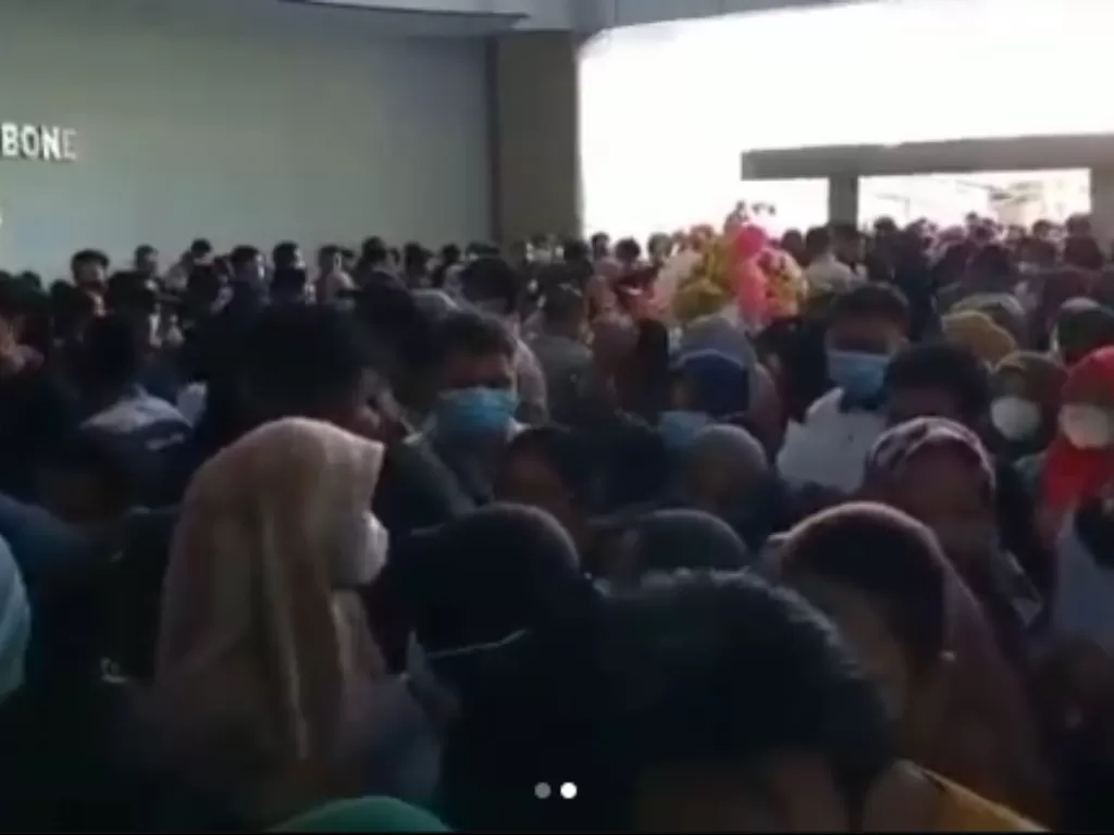  Cuplikan warga yang berkerumunan di rumah sakit rebutan vaksin. (photo/Instagram)