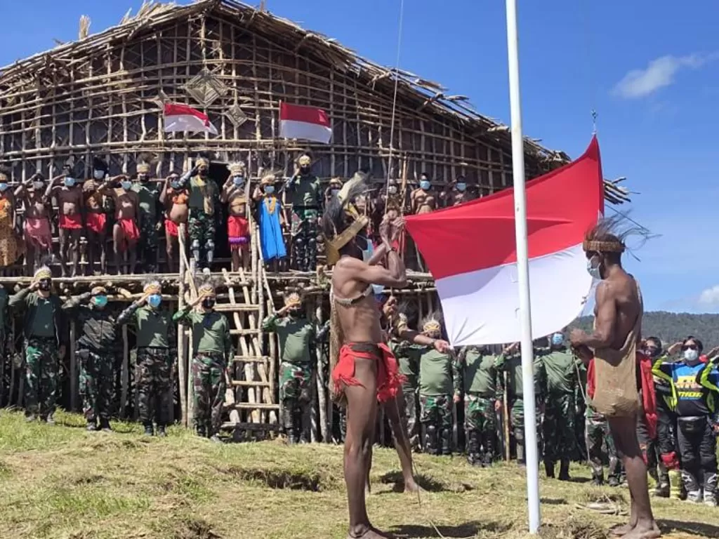  Pangdam XVIII/Kasuari serahkan bendera merah putih ke Suku Pegaf Papua. (Dok Istimewa).