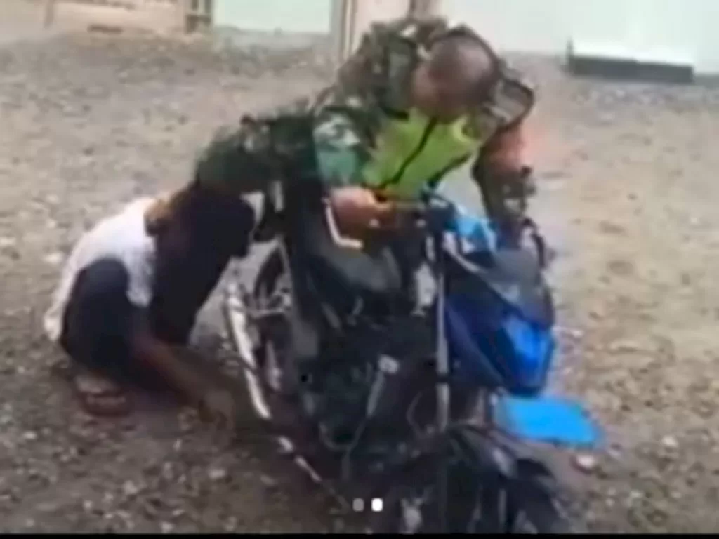 Oknum TNI menginjak dan menendang kepala remaja bermotor knalpot brong. (Instagram @birunyarina)