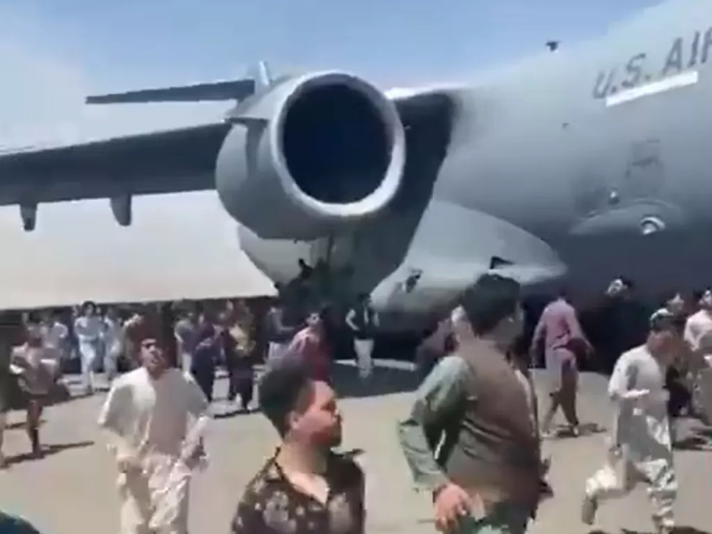 Pesawat militer Amerika Serikat saat diserbu oleh kerumunan massa yang ingin meninggalkan Afghanistan. (Twitter/TOLOnews)