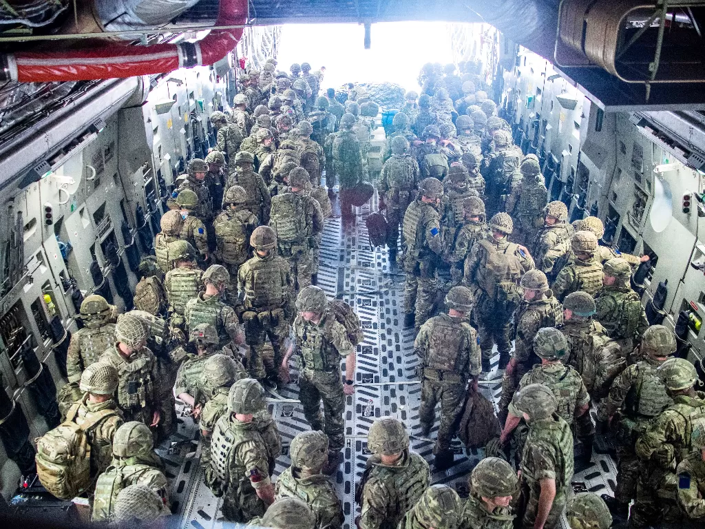 Pasukan Inggris dari 16 Brigade Serangan Udara tiba di Kabul, Afghanistan untuk mengevakuasi warga Inggris (UK Ministry of Defence 2021/Handout via REUTERS)