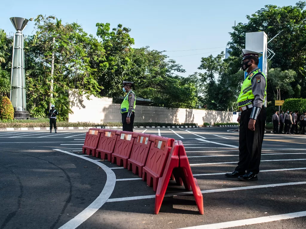 Petugas polisi lalu lintas berjaga di akses jalan menuju kompleks Parlemen saat berlangsungnya Sidang Tahunan MPR (ANTARA FOTO/Aprillio Akbar/aww.)