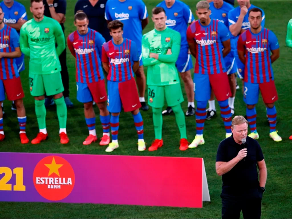 Ronald Koeman berbicara di depan skuad Barcelona. (REUTERS/Albert Gea)