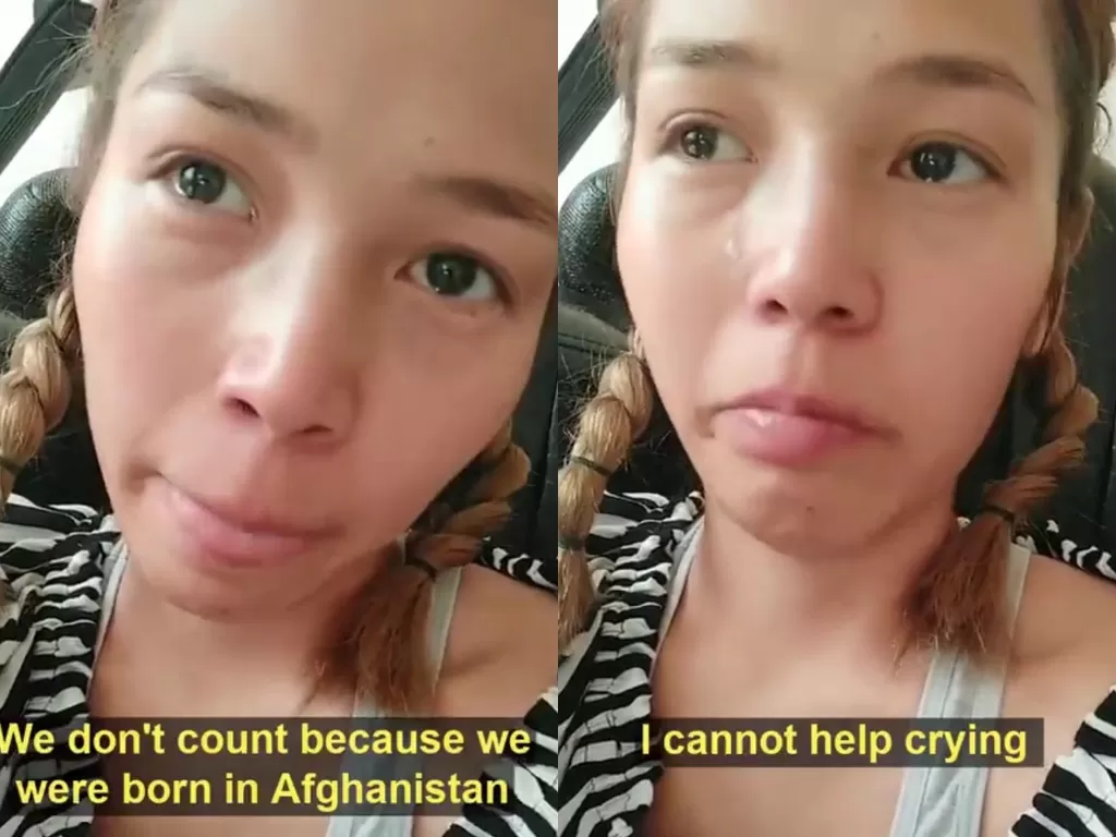 Gadis ini menangis dengan apa yang terjadi kepada negaranya. (Photo/Twitter)