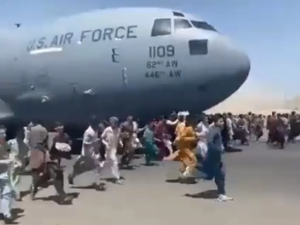 Warga Afghanistan berebut naik pesawat AS demi kabur dari negaranya. (instagram)