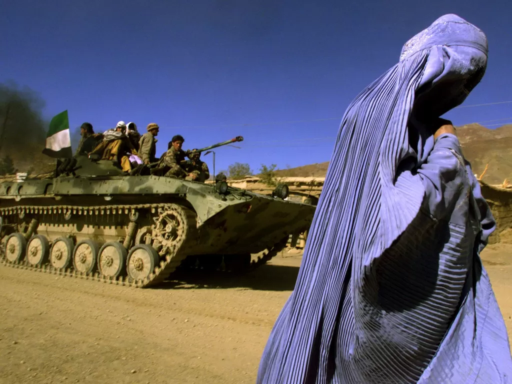 Wanita Afghanistan memakai burqa (REUTERS/Yannis Behrakis)