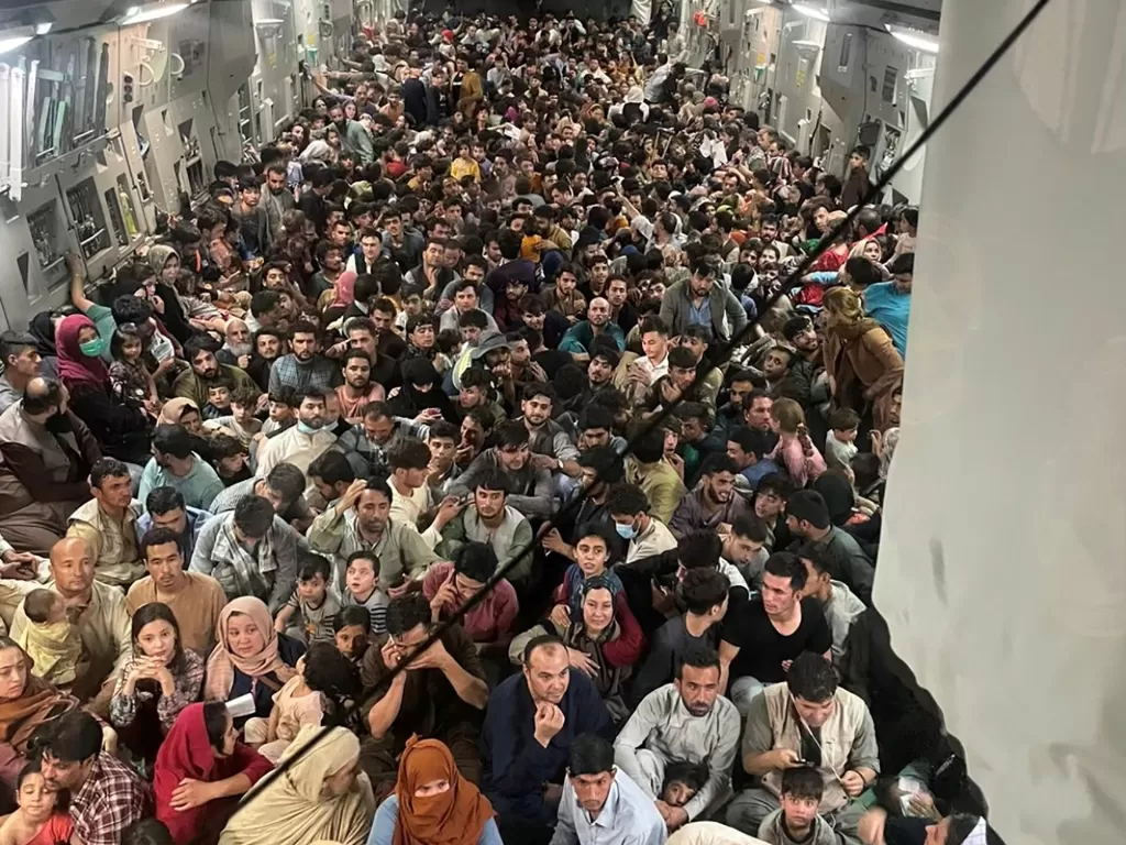 Pengungsi yang melarikan diri dari Afghanistan. (REUTERS)