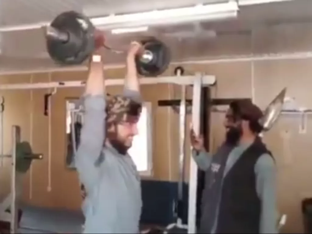 Kelompok Taliban bersenang-senang di gym. (Twitter)