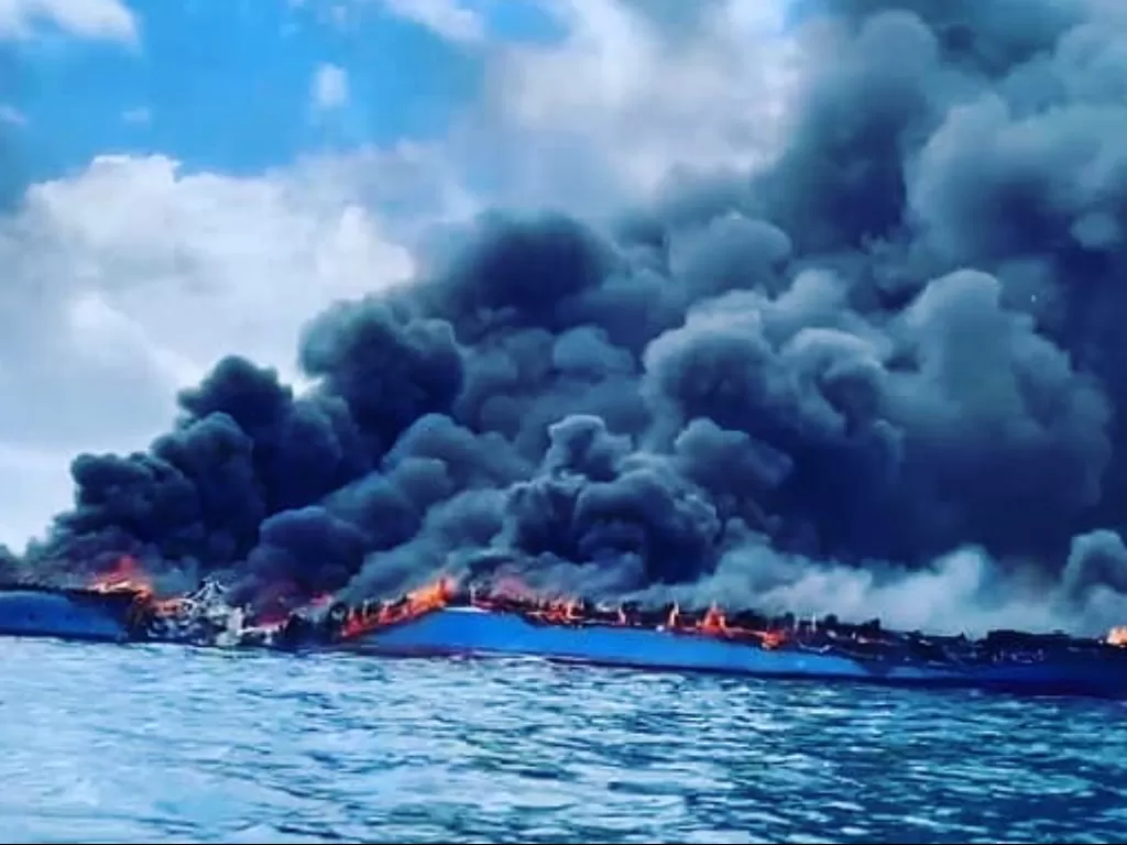 KM Bukit Sumber Poleang hangus terbakar di perairan Bombana Sultra (Instagram/net2netnews)