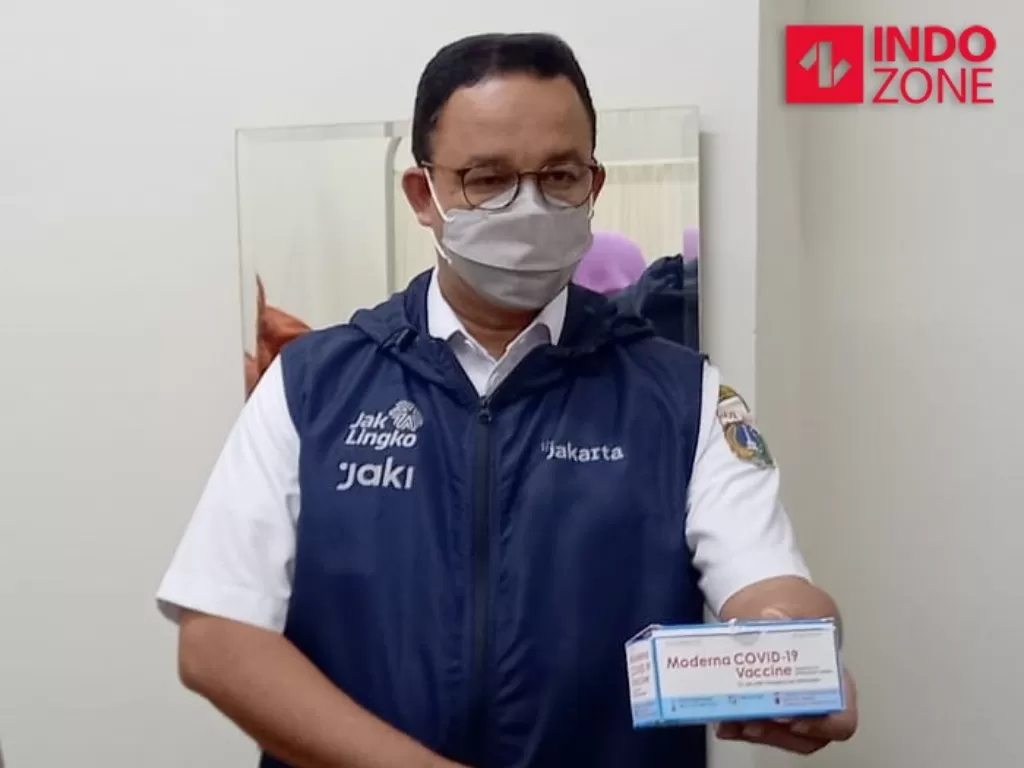 Gubernur DKI Jakarta Anies Baswedan meninjau vaksinasi ketiga atau booster ke nakes di RSUD Tarakan, Jakarta Pusat. (INDOZONE/Sarah Hutagaol).