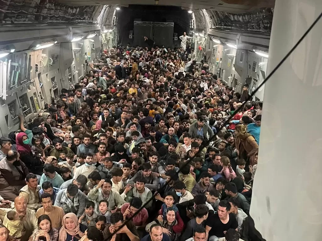 Ratusan warga Afghanistan memenuhi ruangan dalam pesawat C-17 Globemaster III milik AU AS menuju Qatar dari Kabul, Minggu (15/8/2021). (ANTARA/Courtesy of Defense One/HO via Reuters)