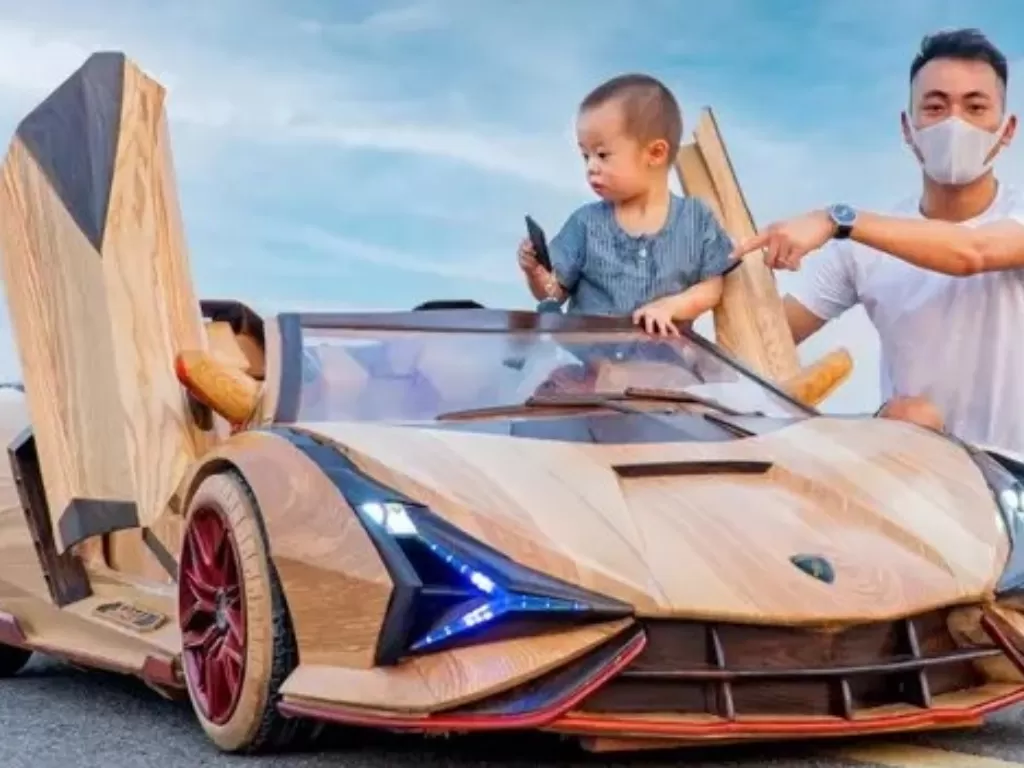 Pria yang hadiahkan mobil untuk anak lelakinya (World of Buzz)