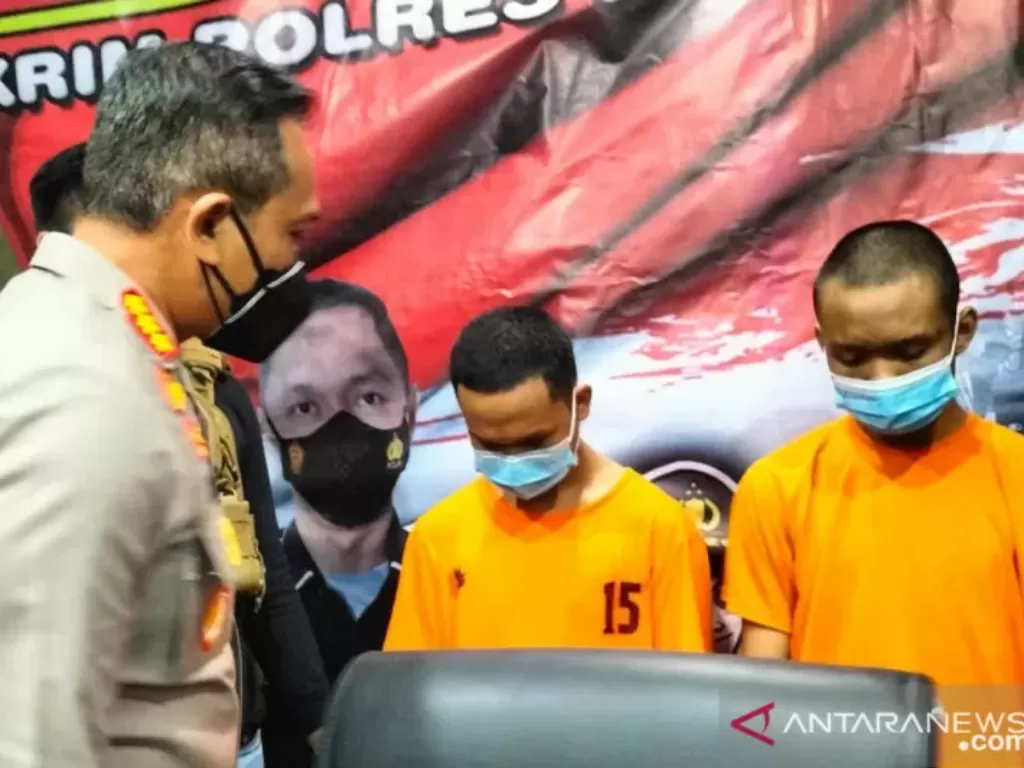 Kapolres Metro Jakarta Barat Kombes Pol Ady Wibowo menghampiri para tersangka tawuran yang menewaskan seorang anak di Jakarta Barat, Rabu (18/8/2021). (photo/ANTARA/Walda Marison)