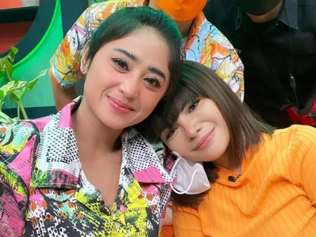 Dinar Candy dan Dewi Perssik. (Instagram/@dinar_candy)