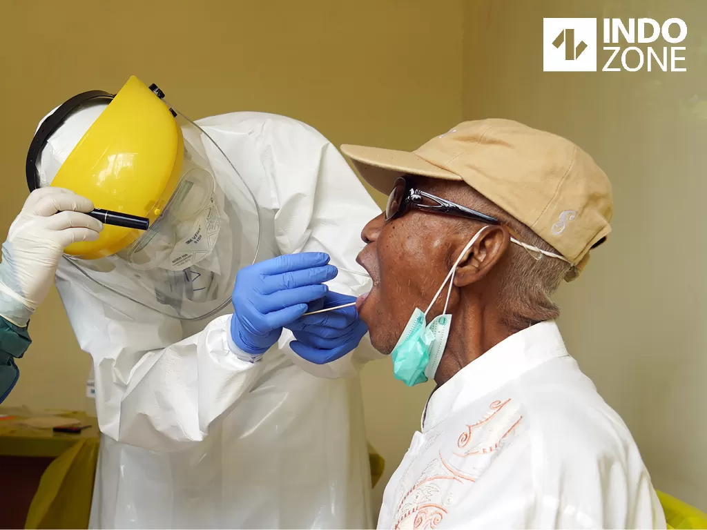 Petugas Ahli Teknologi Laboratorium Medik melakukan Tes Swab melalui mulut dan hidung di gedung Laboratorium Kesehatan Daerah Kota Depok, Jawa Barat, Senin (6/4/2020). (INDOZONE)