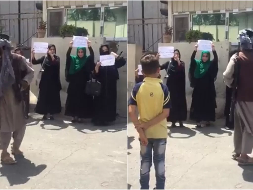 Wanita turun ke jalan memprotes Taliban. (Twitter/@HameedMohdShah)