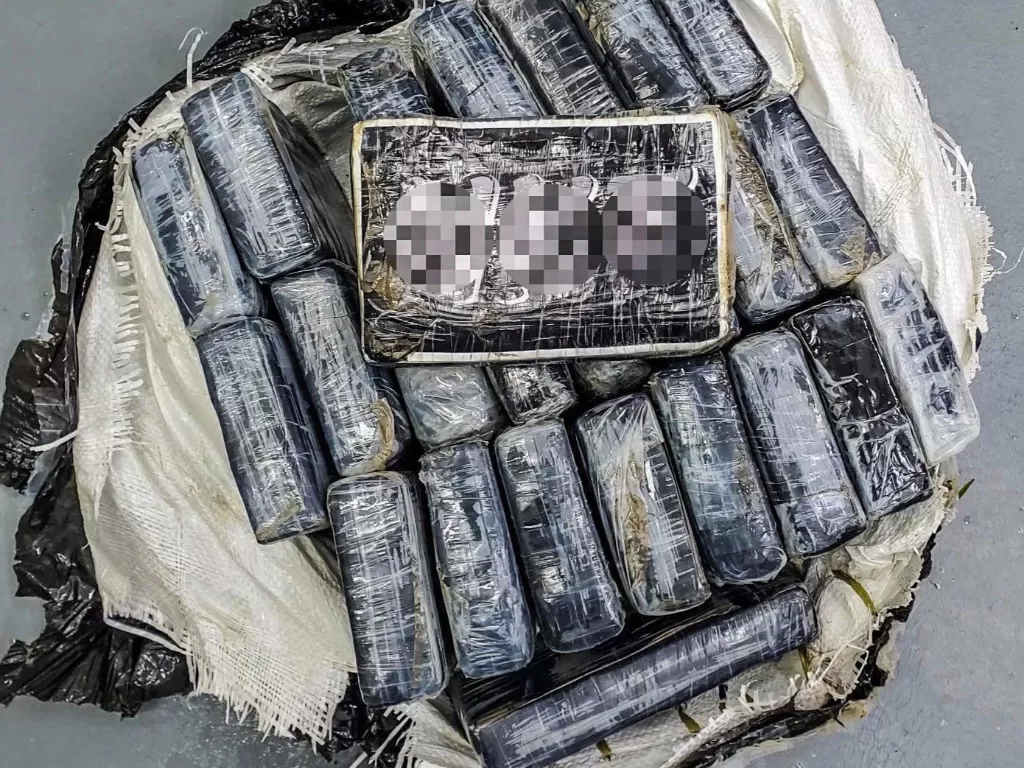 Kokain senilai Rp18 miliar ditemukan dan dikembalikan kepada petugas berwajib. (Photo/Twitter)