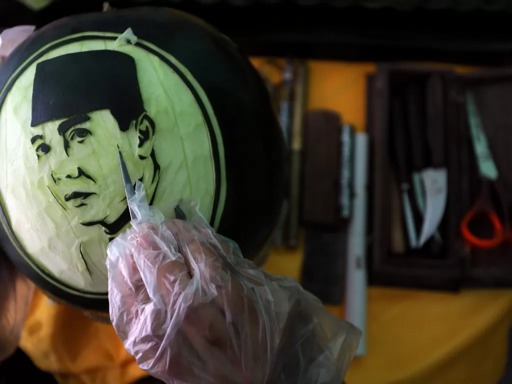 Seniman mengukir wajah Presiden Soekarno pada buah semangka (ANTARA FOTO/Irfan Anshori)