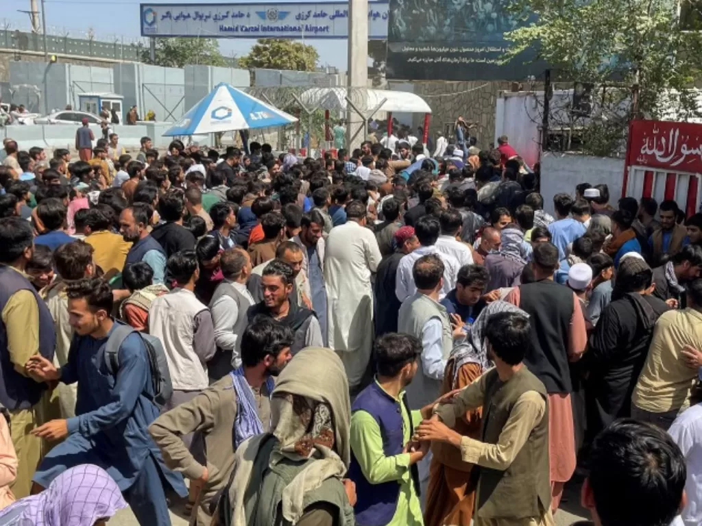 Ribuan orang memadati pintu masuk Bandara Kabul. (REUTERS)