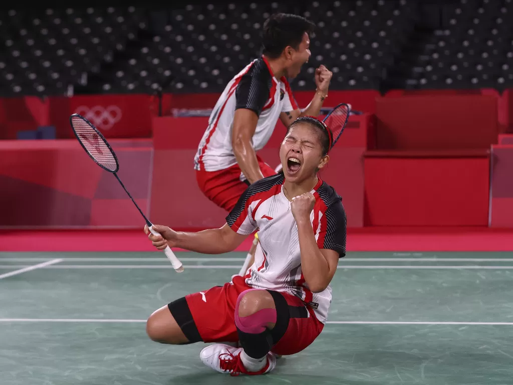  Greysia Polii dari Indonesia dan Apriyani Rahayu dari Indonesia merayakan kemenangan pada set pertama pertandingan melawan Chen Qingchen dari China dan Jia Yifan dari China.  (photo/REUTERS/Leonhard Foeger)