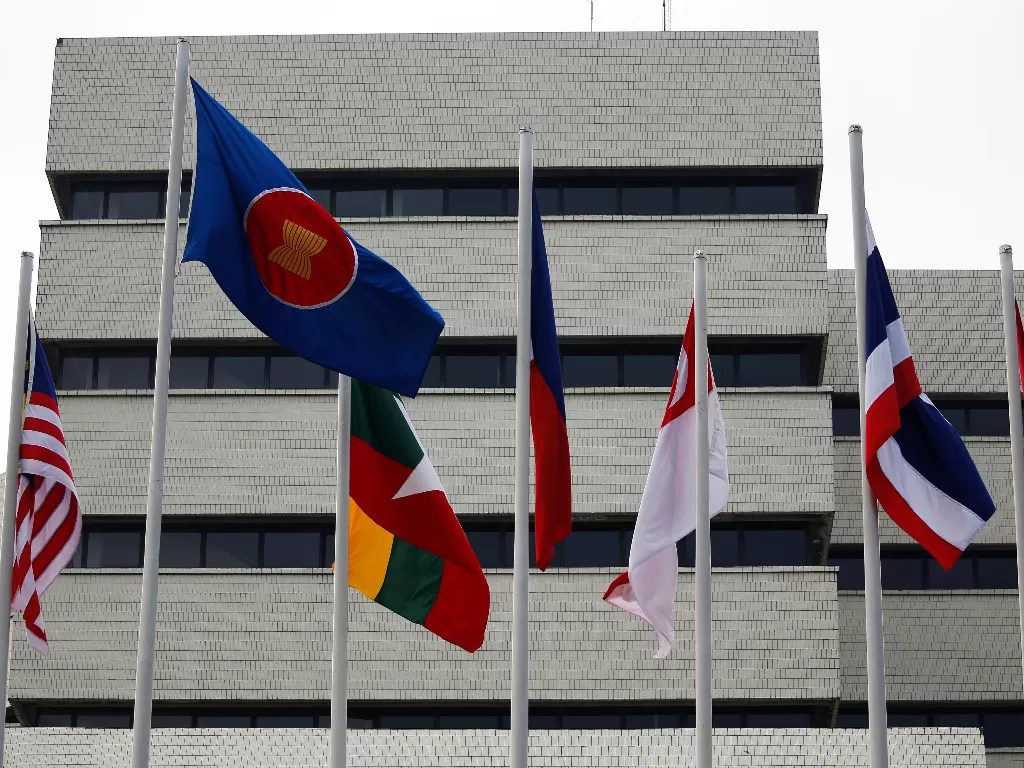 Bendera dan gedung ASEAN. (photo/REUTERS/WILLY KURNIAWAN)