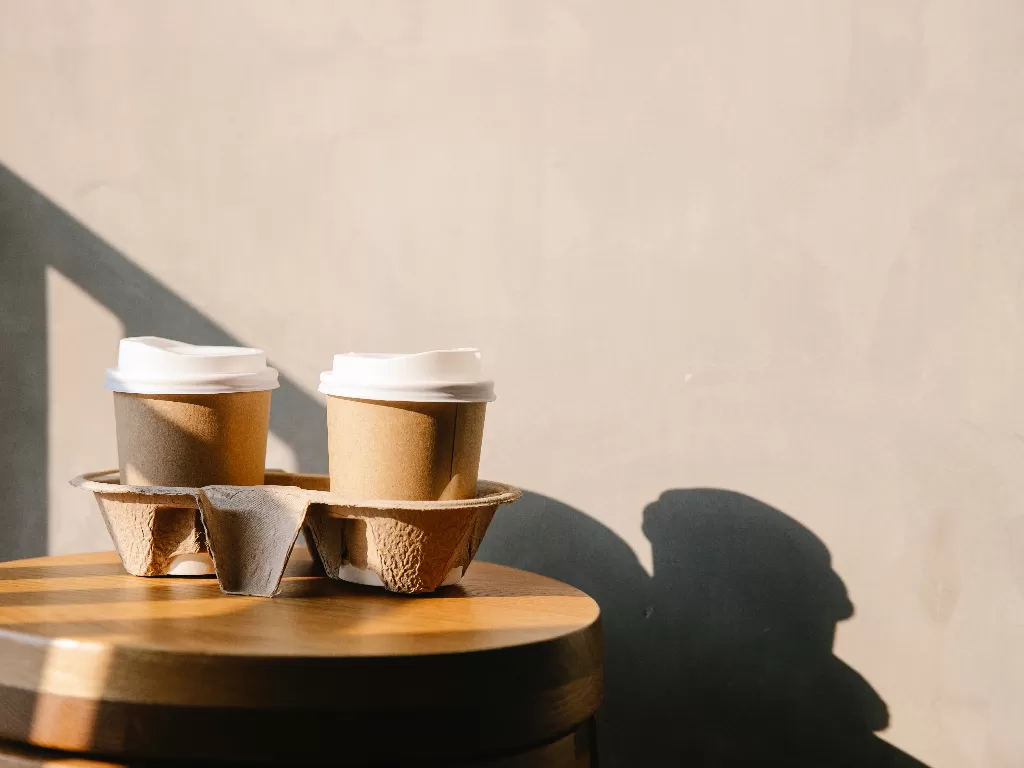 Gelas plastik untuk kopi. (photo/Ilustrasi/Pexels/Sarah Chai)