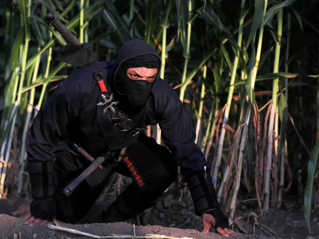  Abdel Qader Ahmed, penggemar ninja otodidak yang dikenal sebagai Abouda Ninja, terlihat di sebuah lapangan di Kegubernuran Sharqia, utara Kairo, Mesir 13 Agustus 2021. (photo/REUTERS/Mohamed Abd El Ghany)