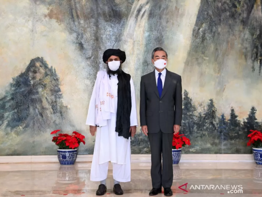 Penasihat Negara dan Menteri Luar Negeri China Wang Yi bertemu dengan Mullah Abdul Ghani Baradar, kepala politik Taliban Afghanistan, di Tianjin, China, Rabu (28/7/2021). (photo/Li Ran/Xinhua via REUTERS)