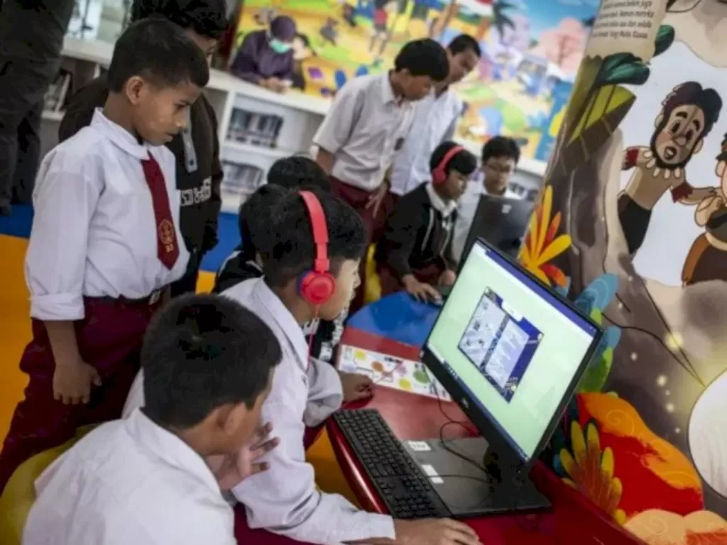Ilustrasi anak yang sedang belajar menggunakan komputer (Photo/Ilustrasi/ANTARA FOTO/Aprillio Akbar)