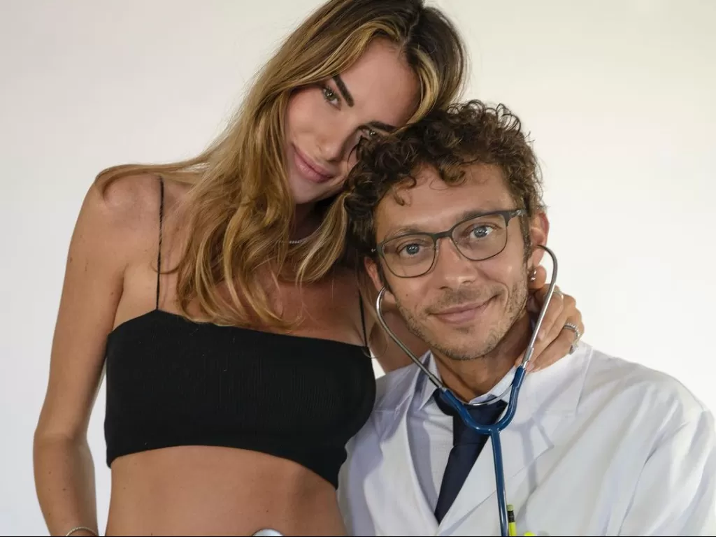 Rossi dan sang kekasih, Francesca umumkan tengah nantikan kelahiran anak pertama (Instagram @valeyellow46)