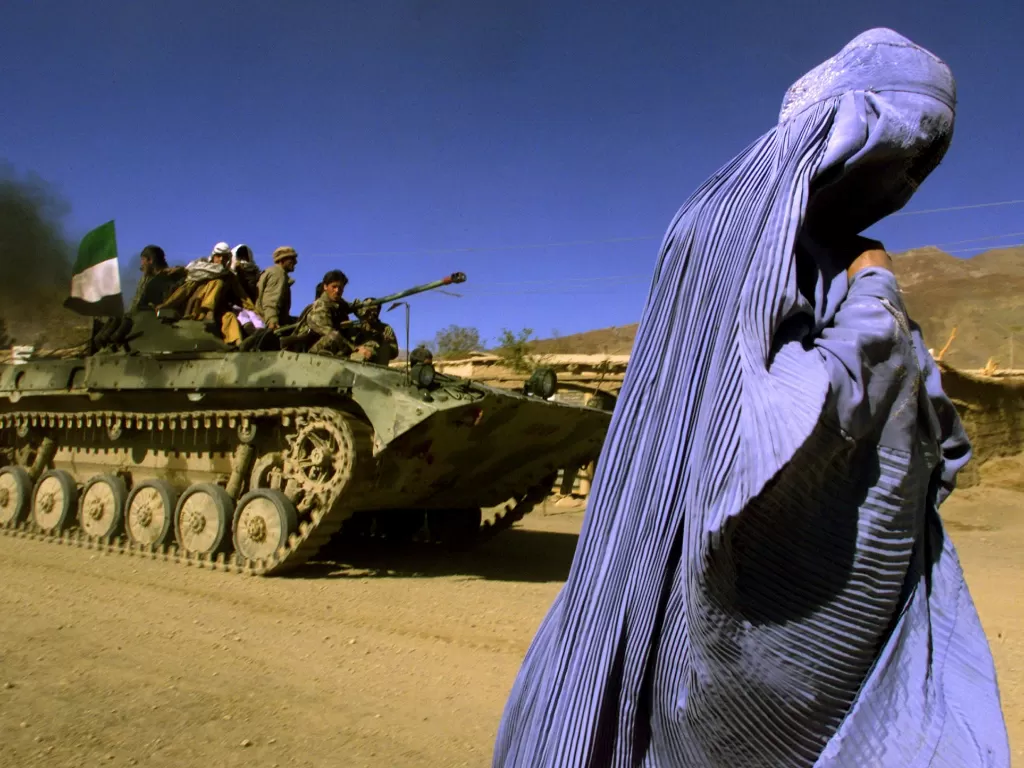 Ilustrasi seorang wanita kenakan burqa di Afghanistan (REUTERS/Yannis Behrakis/File Photo)