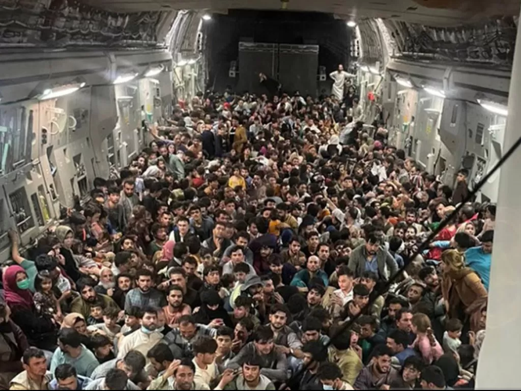 Ratusan warga Afghanistan memenuhi ruangan dalam pesawat C-17 Globemaster III milik Angkatan Udara AS menuju Qatar dari Kabul, Minggu (15/8/2021). (Courtesy of Defense One/HO via REUTERS).
