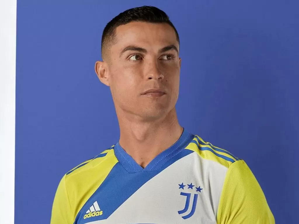 Cristiano Ronaldo saat jadi model ketiga jersey Juventus (Twitter)