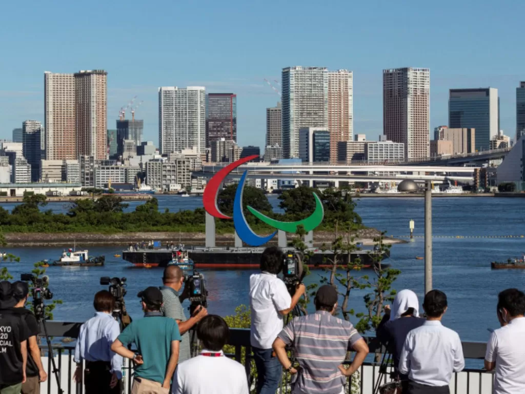 Simbol Paralimpiade dipasang saat jurnalis berkumpul di wilayah Odaiba, Tokyo, Jepang (REUTERS/POOL)
