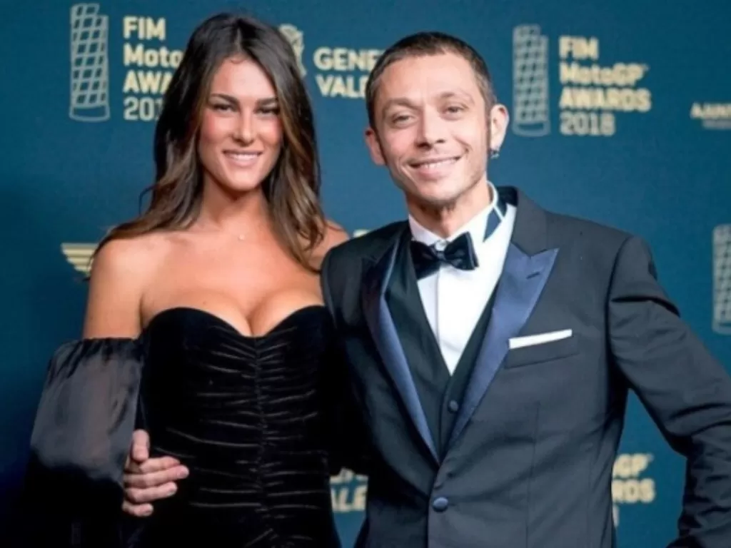 Valentino Rossi (kanan) dan Francisca Sofia Nuvello (kiri) akan menjadi orang tua. (instagram/@valleyellow46)