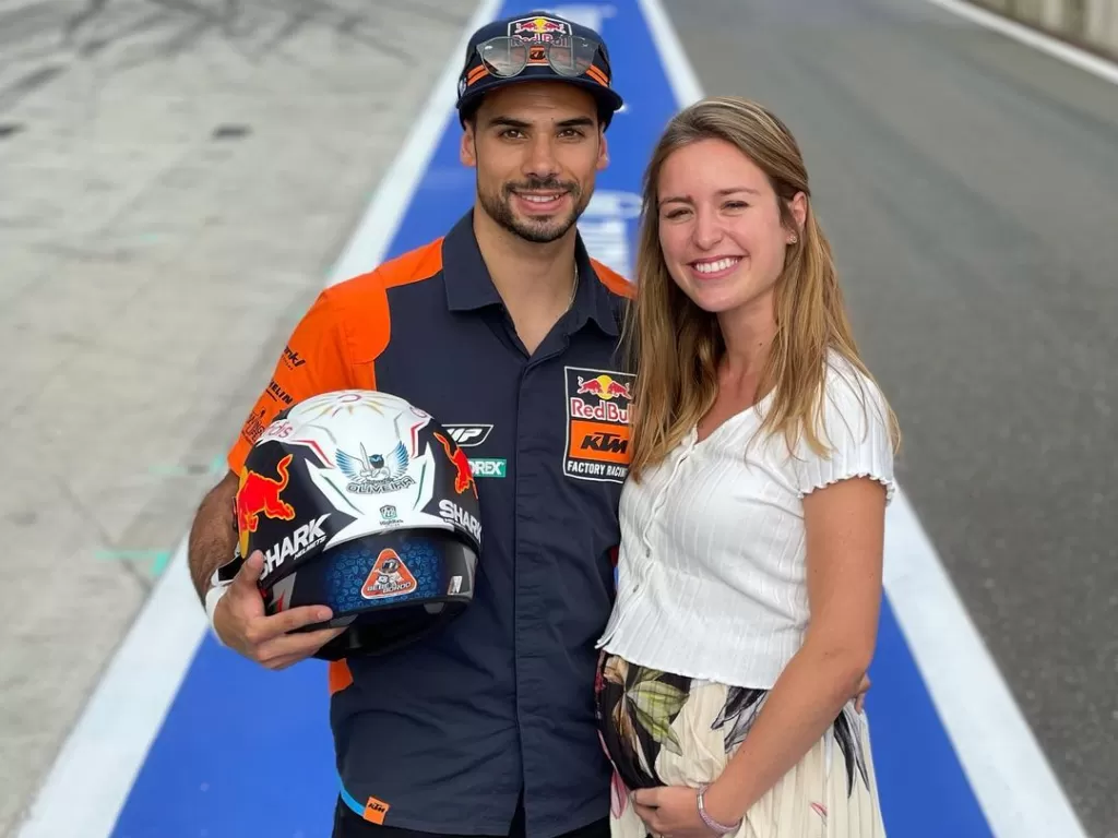 Pembalap MotoGP Miguel Oliveira dan istrinya. (photo/Instagram/@88migueloliveira)