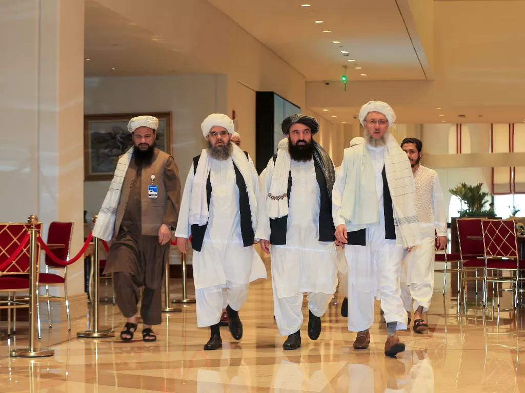 FOTO FILE: Negosiator Taliban tiba untuk pembicaraan damai Afghanistan di Doha, Qatar, 12 Agustus 2021. (photo/REUTERS/Hussein Sayed/File Foto)