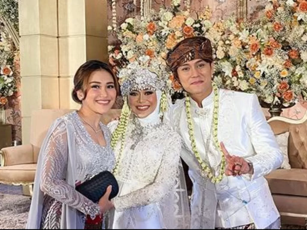 Ayu Ting Ting saat menghadiri acara pernikahan Leslar. (Instagram/@ayutingting92)