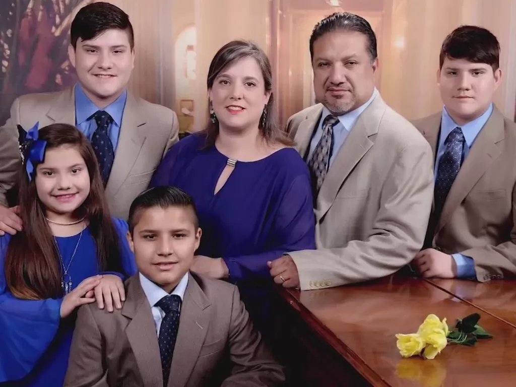 Lawrence dan Lydia Rodriguez beserta keempat anaknya. (KHOU)