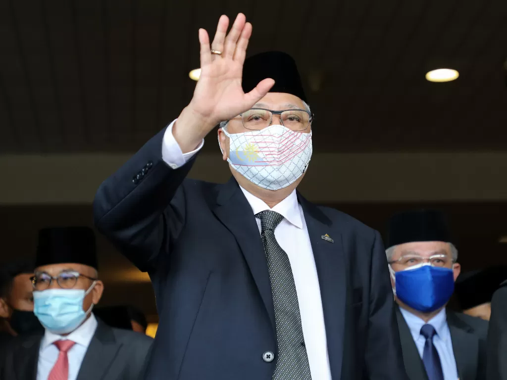 Perdana Menteri Malaysia Ismail Sabri Yaakob melambai kepada awak media sebelum berangkat menemui Raja, di Kuala Lumpur, Malaysia, 19 Agustus 2021. (photo/REUTERS/Lim Huey Teng)