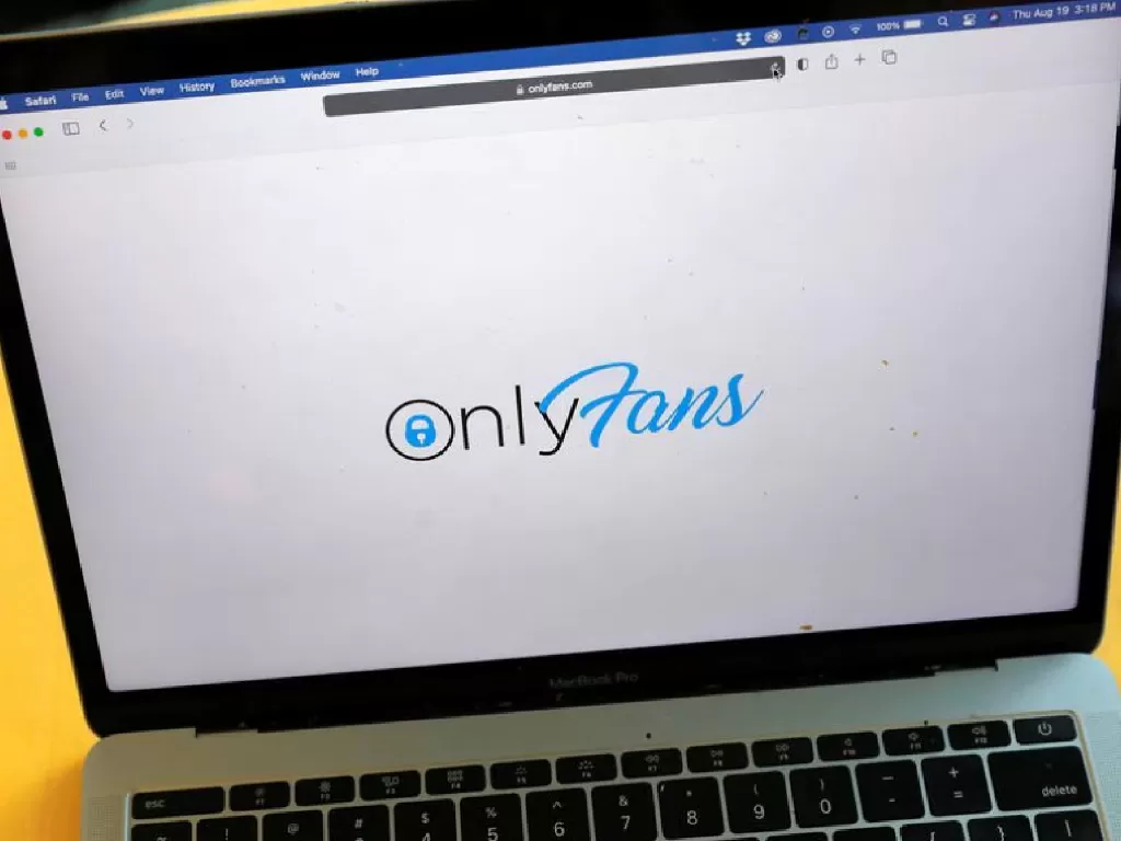 Tampilan logo situs OnlyFans (photo/REUTERS/Andrew Kelly)