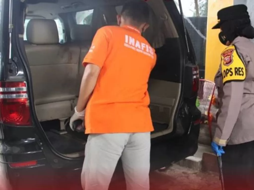Polisi memeriksa mobil Alphard yang jadi barang bukti pembunuhan ibu dan anak di Subang. (Dok/Polres Subang)